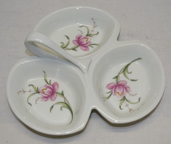 -JOLI PETIT MENDIANT en PORCELAINE de LIMOGES décor de JOLIES FLEURS ROSES   D