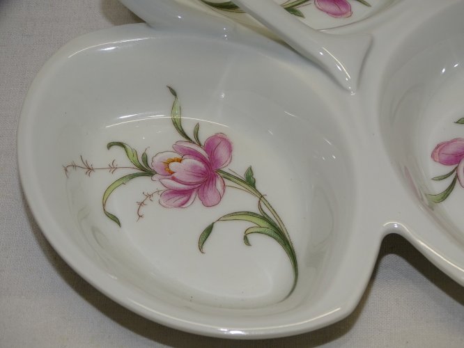 -JOLI PETIT MENDIANT en PORCELAINE de LIMOGES décor de JOLIES FLEURS ROSES   D