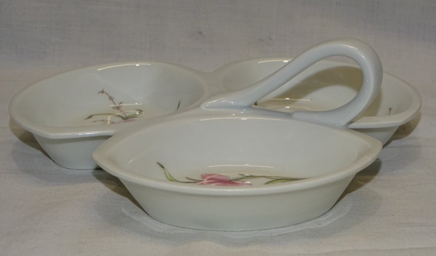 -JOLI PETIT MENDIANT en PORCELAINE de LIMOGES décor de JOLIES FLEURS ROSES   D