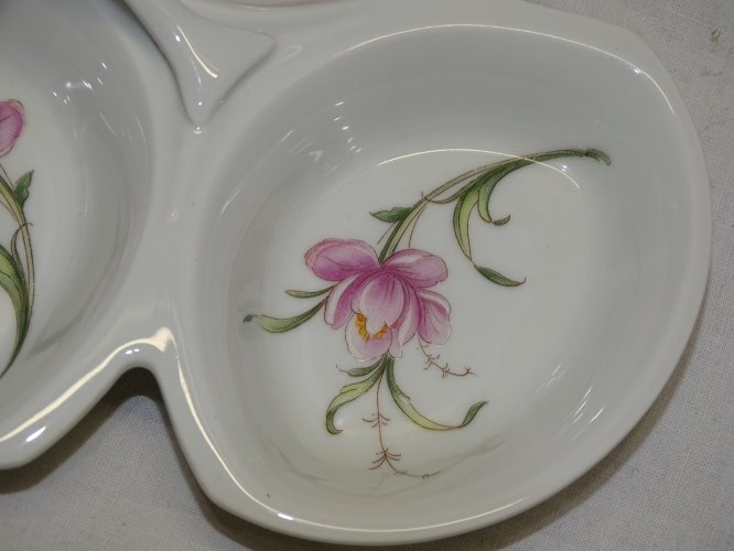 -JOLI PETIT MENDIANT en PORCELAINE de LIMOGES décor de JOLIES FLEURS ROSES   D