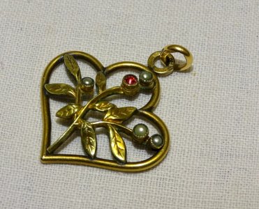 -JOLI PETIT PENDENTIF ORIA PLAQUE OR METAL DORE FEUILLES ET PETITES FLEURS   D
