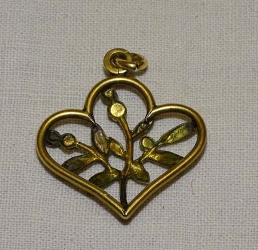 -JOLI PETIT PENDENTIF ORIA PLAQUE OR METAL DORE FEUILLES ET PETITES FLEURS   D