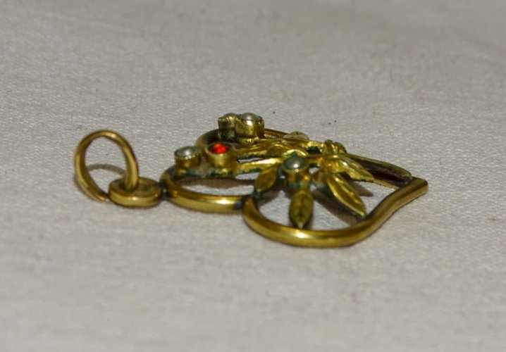 -JOLI PETIT PENDENTIF ORIA PLAQUE OR METAL DORE FEUILLES ET PETITES FLEURS   D