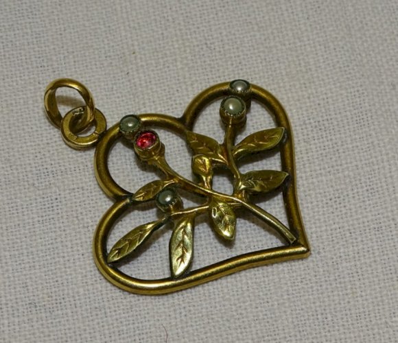 -JOLI PETIT PENDENTIF ORIA PLAQUE OR METAL DORE FEUILLES ET PETITES FLEURS   D