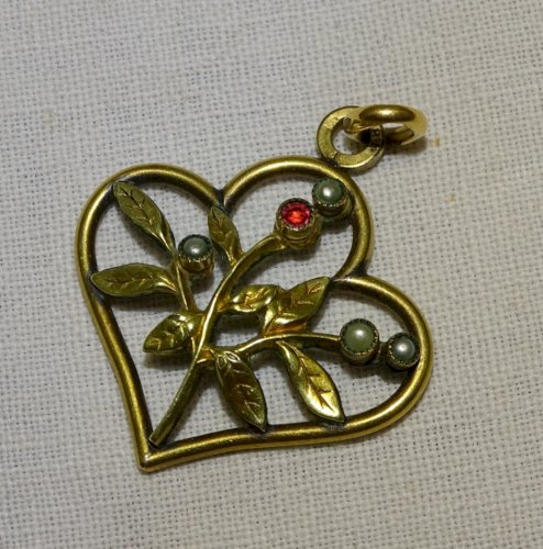 -JOLI PETIT PENDENTIF ORIA PLAQUE OR METAL DORE FEUILLES ET PETITES FLEURS   D