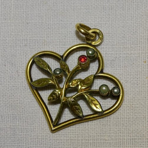-JOLI PETIT PENDENTIF ORIA PLAQUE OR METAL DORE FEUILLES ET PETITES FLEURS   D