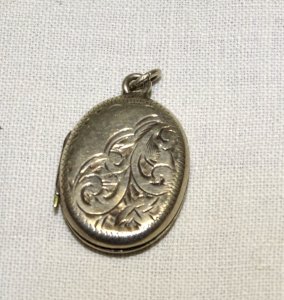 -JOLI PETIT PENDENTIF PORTE PHOTO ARGENT ANGLAIS OU MECHE de CHEVEUX   D