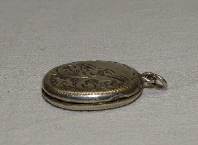 -JOLI PETIT PENDENTIF PORTE PHOTO ARGENT ANGLAIS OU MECHE de CHEVEUX   D