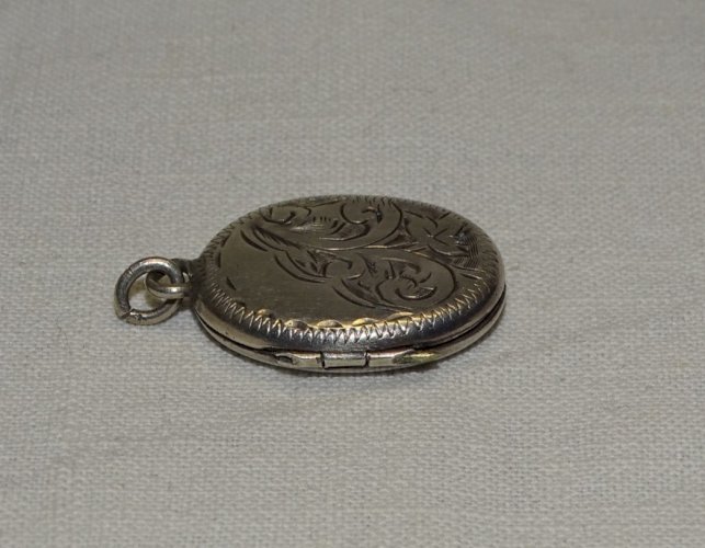 -JOLI PETIT PENDENTIF PORTE PHOTO ARGENT ANGLAIS OU MECHE de CHEVEUX   D