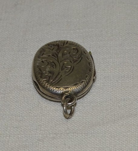 -JOLI PETIT PENDENTIF PORTE PHOTO ARGENT ANGLAIS OU MECHE de CHEVEUX   D