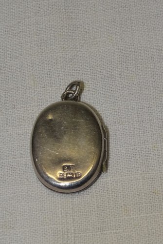 -JOLI PETIT PENDENTIF PORTE PHOTO ARGENT ANGLAIS OU MECHE de CHEVEUX   D