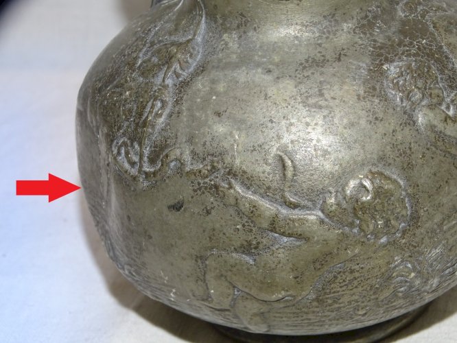 - JOLI PETIT PICHET POT A LAIT VASE en ETAIN PUR Signé C PERRON JUS  GRENIER   D