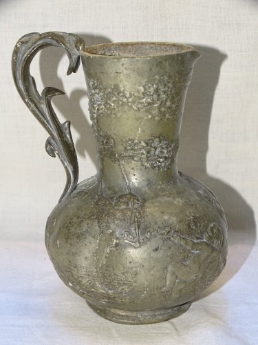 - JOLI PETIT PICHET POT A LAIT VASE en ETAIN PUR Signé C PERRON JUS  GRENIER   D