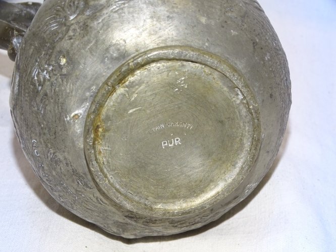 - JOLI PETIT PICHET POT A LAIT VASE en ETAIN PUR Signé C PERRON JUS  GRENIER   D