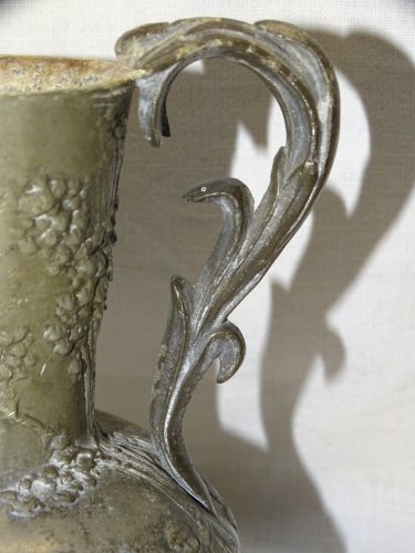 - JOLI PETIT PICHET POT A LAIT VASE en ETAIN PUR Signé C PERRON JUS  GRENIER   D