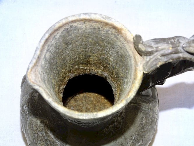 - JOLI PETIT PICHET POT A LAIT VASE en ETAIN PUR Signé C PERRON JUS  GRENIER   D