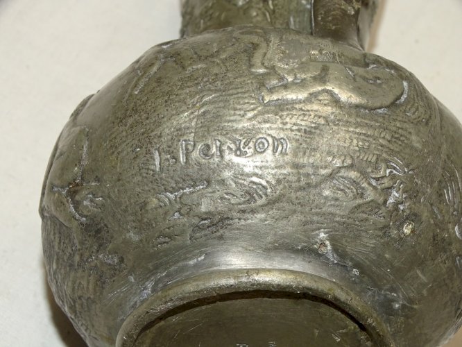 - JOLI PETIT PICHET POT A LAIT VASE en ETAIN PUR Signé C PERRON JUS  GRENIER   D