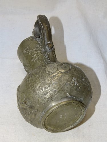 - JOLI PETIT PICHET POT A LAIT VASE en ETAIN PUR Signé C PERRON JUS  GRENIER   D