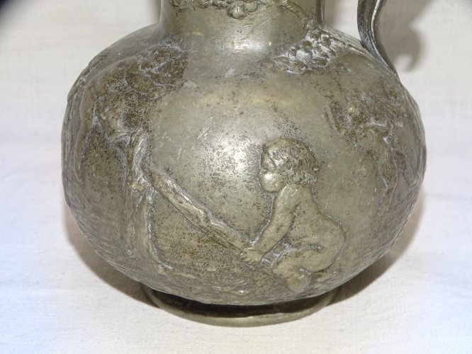 - JOLI PETIT PICHET POT A LAIT VASE en ETAIN PUR Signé C PERRON JUS  GRENIER   D