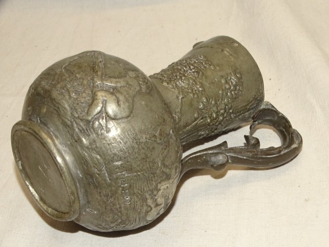 - JOLI PETIT PICHET POT A LAIT VASE en ETAIN PUR Signé C PERRON JUS  GRENIER   D