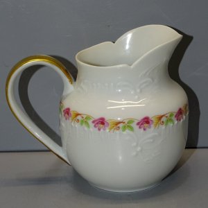 -JOLI PETIT POT A LAIT PORCELAINE DE LIMOGES GUIRLANDE DE PETITES FLEURS    D