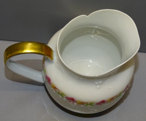 -JOLI PETIT POT A LAIT PORCELAINE DE LIMOGES GUIRLANDE DE PETITES FLEURS    D