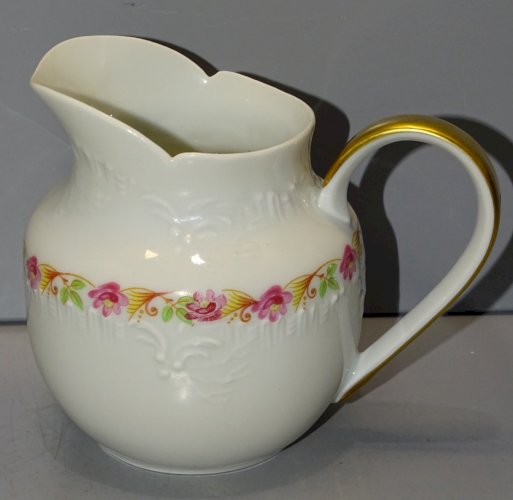 -JOLI PETIT POT A LAIT PORCELAINE DE LIMOGES GUIRLANDE DE PETITES FLEURS    D