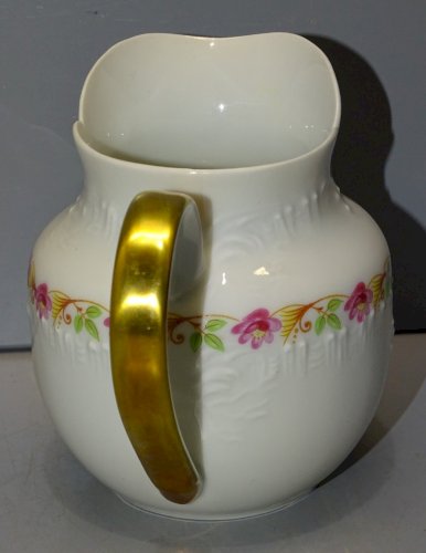 -JOLI PETIT POT A LAIT PORCELAINE DE LIMOGES GUIRLANDE DE PETITES FLEURS    D