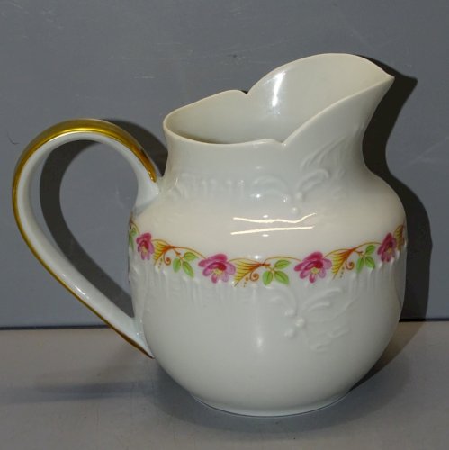 -JOLI PETIT POT A LAIT PORCELAINE DE LIMOGES GUIRLANDE DE PETITES FLEURS    D