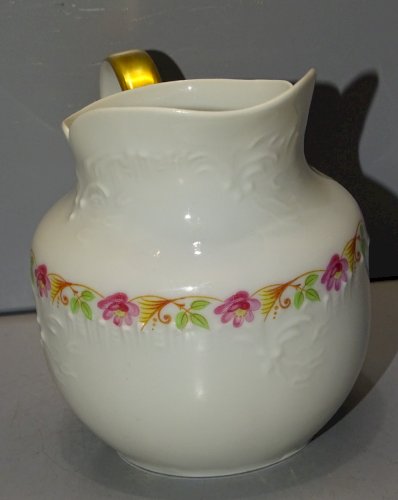 -JOLI PETIT POT A LAIT PORCELAINE DE LIMOGES GUIRLANDE DE PETITES FLEURS    D