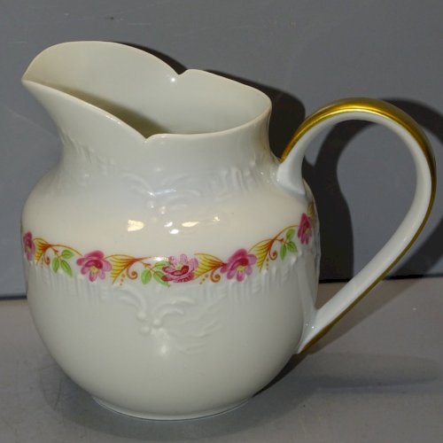 -JOLI PETIT POT A LAIT PORCELAINE DE LIMOGES GUIRLANDE DE PETITES FLEURS    D