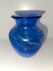 joli petit vase en verre bleu signé sous le pied en bon etat