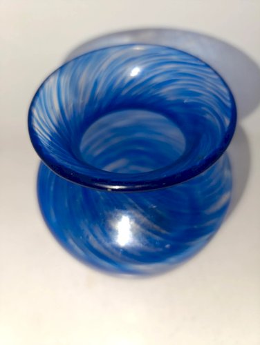 joli petit vase en verre bleu signé sous le pied en bon etat