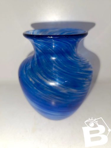 joli petit vase en verre bleu signé sous le pied en bon etat
