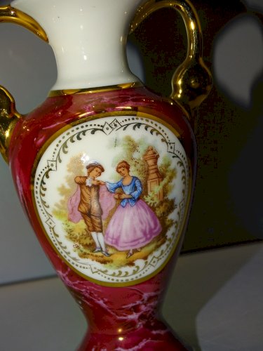 -JOLI PETIT VASE PORCELAINE DE LIMOGES ROUGE Marbré CARTOUCHE MARQUIS MARQUISE D