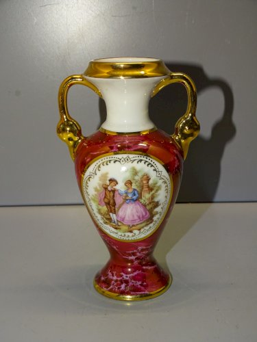 -JOLI PETIT VASE PORCELAINE DE LIMOGES ROUGE Marbré CARTOUCHE MARQUIS MARQUISE D