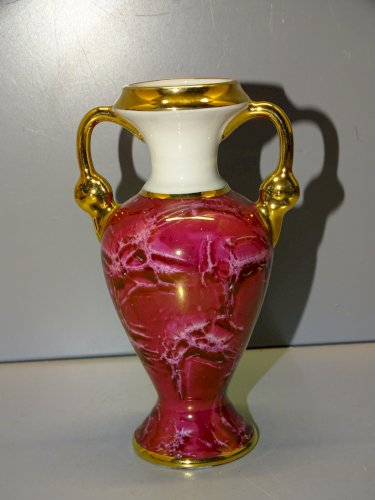 -JOLI PETIT VASE PORCELAINE DE LIMOGES ROUGE Marbré CARTOUCHE MARQUIS MARQUISE D