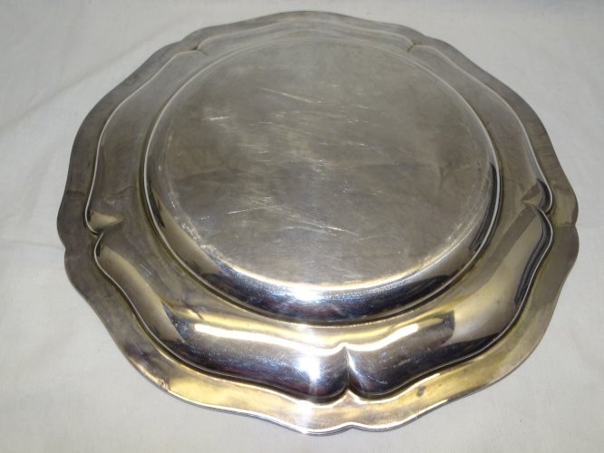 -JOLI PLAT ROND MODELE CONTOURS METAL ARGENTE Poinçons 33 & Métal Argenté   D