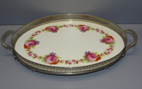 BEAUTIFUL PLATE PORCELAIN BASE WITH ROSE GARLAND DECORATION JOLLY METAL LATTICE SUPPORT