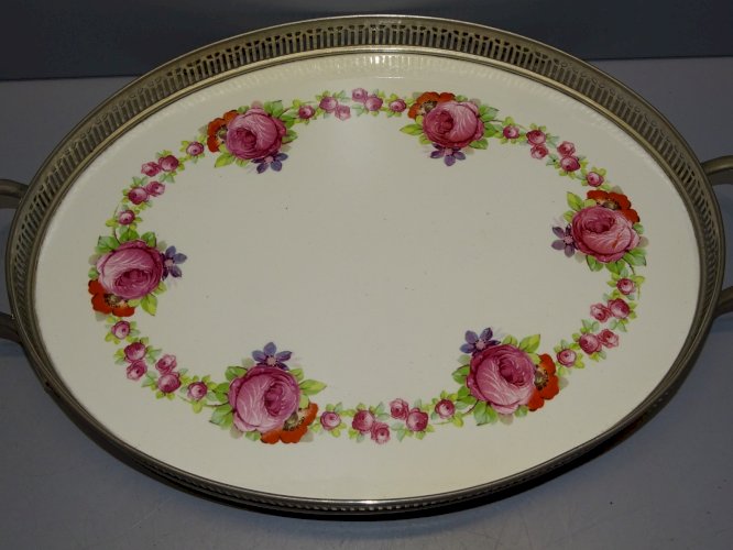 -JOLI PLATEAU FOND PORCELAINE A DECOR GUIRLANDE de ROSES TOUR METAL Ajouré D