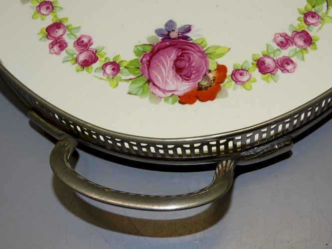 -JOLI PLATEAU FOND PORCELAINE A DECOR GUIRLANDE de ROSES TOUR METAL Ajouré D