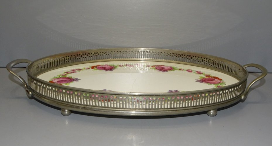 -JOLI PLATEAU FOND PORCELAINE A DECOR GUIRLANDE de ROSES TOUR METAL Ajouré D