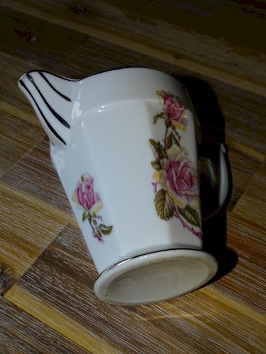 -JOLI POT A LAIT PORCELAINE ART DECO ROSES couleur ROSE liserés ARGENT D