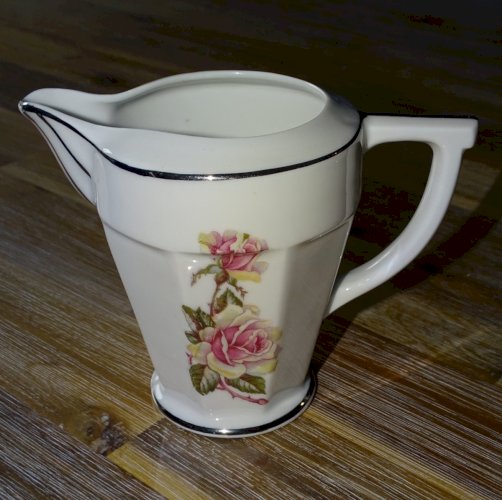 -JOLI POT A LAIT PORCELAINE ART DECO ROSES couleur ROSE liserés ARGENT D