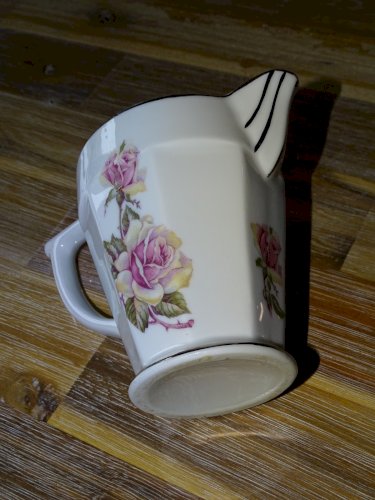 -JOLI POT A LAIT PORCELAINE ART DECO ROSES couleur ROSE liserés ARGENT D