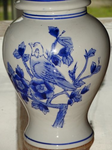 -JOLI POT COUVERT CERAMIQUE BLANC/BLEU XXe à décor d'oiseau bleu collection   D