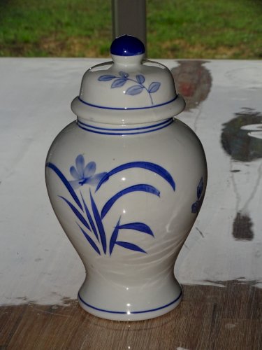 -JOLI POT COUVERT CERAMIQUE BLANC/BLEU XXe à décor d'oiseau bleu collection   D