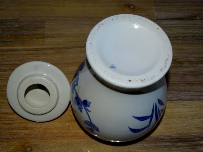 -JOLI POT COUVERT CERAMIQUE BLANC/BLEU XXe à décor d'oiseau bleu collection   D