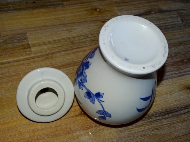 -JOLI POT COUVERT CERAMIQUE BLANC/BLEU XXe à décor d'oiseau bleu collection   D