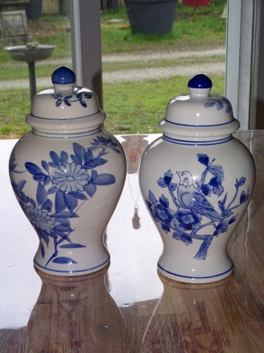 -JOLI POT COUVERT CERAMIQUE BLANC/BLEU XXe à décor d'oiseau bleu collection   D